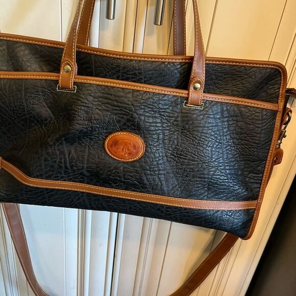 Vintage International All Weatherwear Tan Leather Zippered Handbag. - Picture 2 of 11